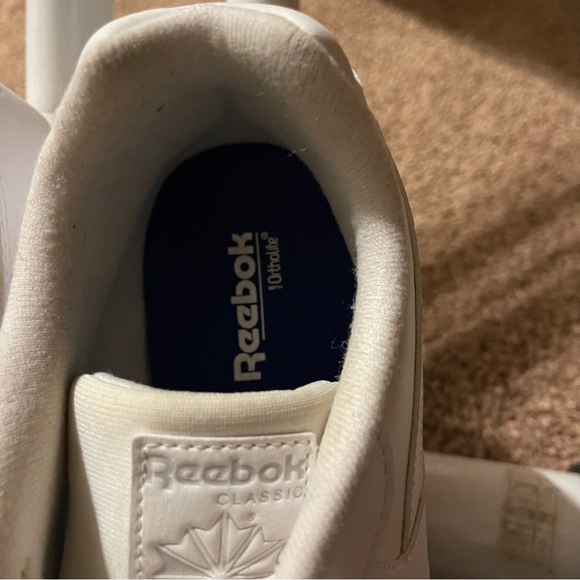 Size 10 like new sneakers - Picture 2 of 4